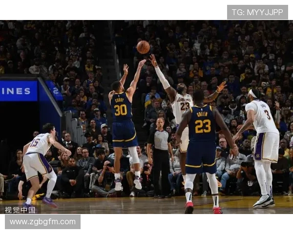 NBA最新动态：詹姆斯伤退库里逆袭勇士逆转战胜湖人展开季后赛激烈争夺